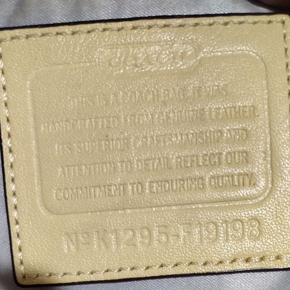 😁 Coach Custard Yellow Patent Leather Signature Stripe Tote Shoulder Bag - Picture 13 of 13